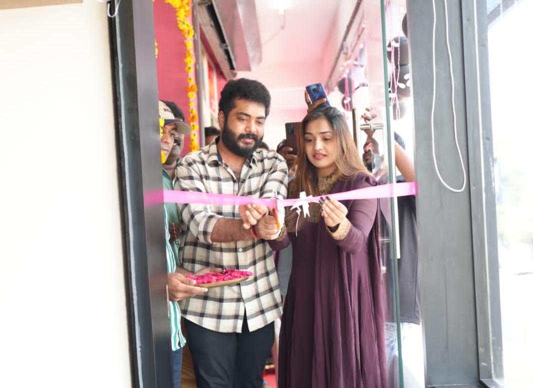 MR.CUT SALON FAMILY MAKE OVER VAIKOM