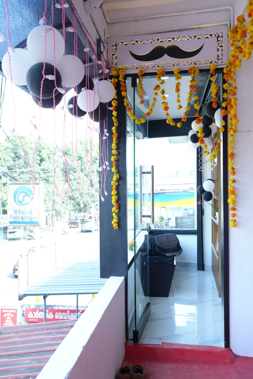 MR.CUT SALON FAMILY MAKE OVER VAIKOM