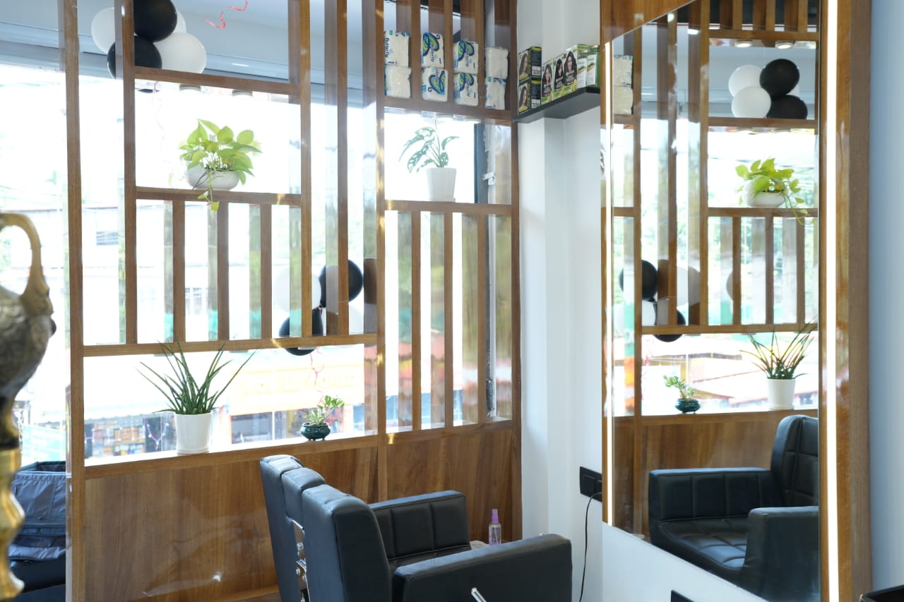 MR.CUT SALON FAMILY MAKE OVER VAIKOM