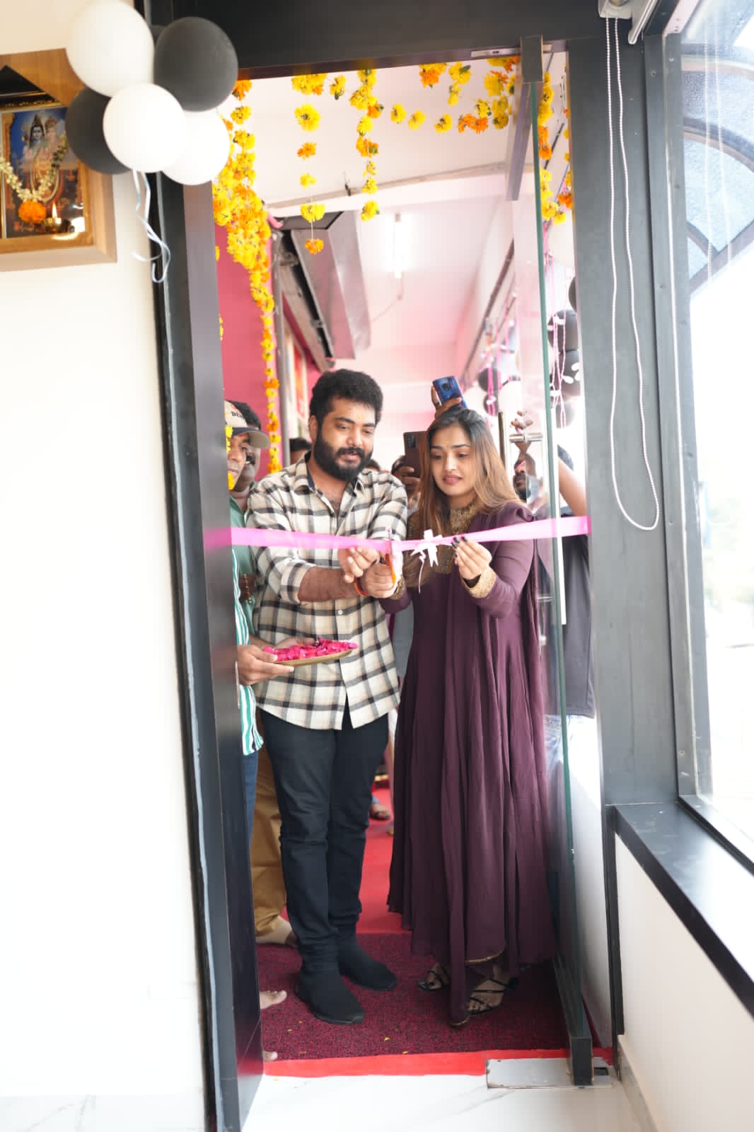 MR.CUT SALON FAMILY MAKE OVER VAIKOM
