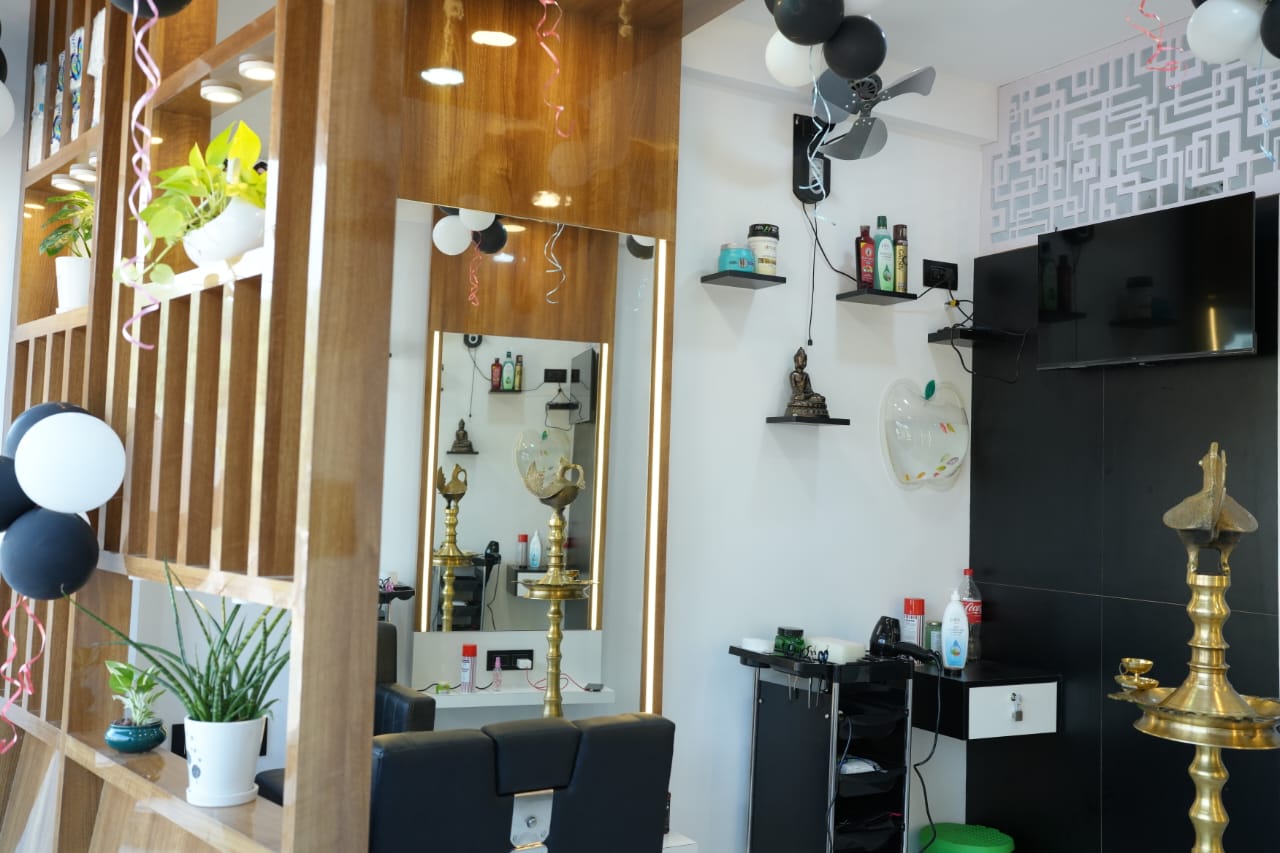 MR.CUT SALON FAMILY MAKE OVER VAIKOM